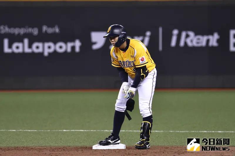 ▲中信兄弟江坤宇敲出勝利打點，幫助球隊拿下本季首勝。（圖／記者朱永強攝）