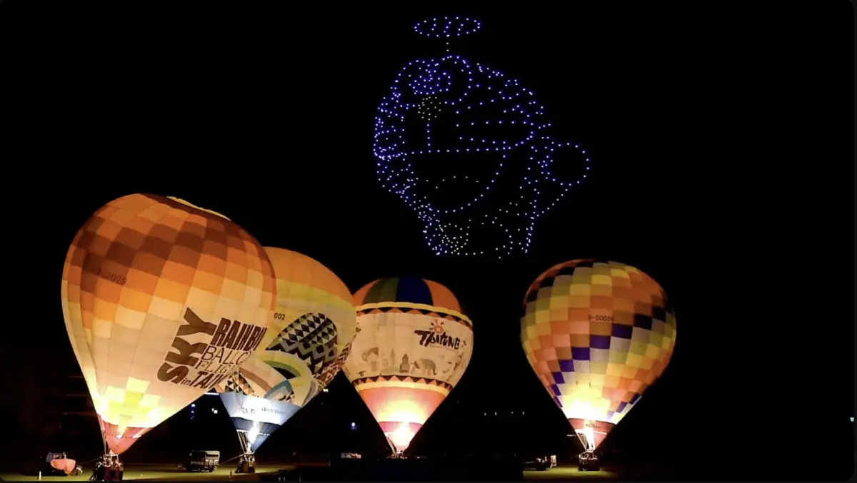 ▲2025台灣國際熱氣球嘉年華今以無人機揭曉聯名IP「哆啦A夢」，小叮噹戴上秘密道具「竹蜻蜓」飛上天！玩偶裝合體大雄、靜香、小夫、胖虎五位快樂小夥伴一起唱跳表演主題曲；7月5日登場全新熱氣球。（圖／翻攝自台東熱氣球嘉年華YouTube）