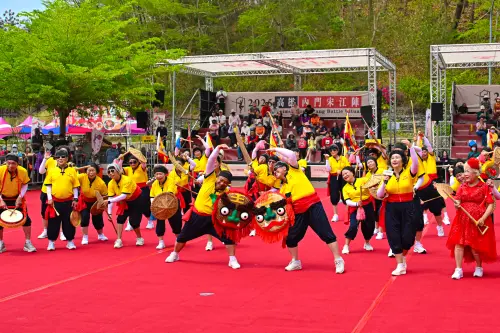 ▲「關廟東勢旺萊寶貝」由國寶級大師翁明輝老師指導，成員號稱「千歲團」，雖然成員多數為高齡長者，證明宋江陣不只是年輕人的舞台。(圖／高市府提供)