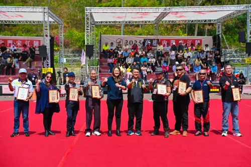 ▲高雄市政府觀光局長高閔琳在初賽開始前頒發聘書予8位評審，感謝評審辛勞。(圖／高市府提供)