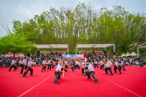 ▲「鳳武薪傳-西螺鳳山館」曾於2023全國創意宋江陣頭大賽奪得亞軍，以日治時期廖添丁的故事演繹宋江陣法，精湛演出獲得現場民眾喜愛。(圖／高市府提供)