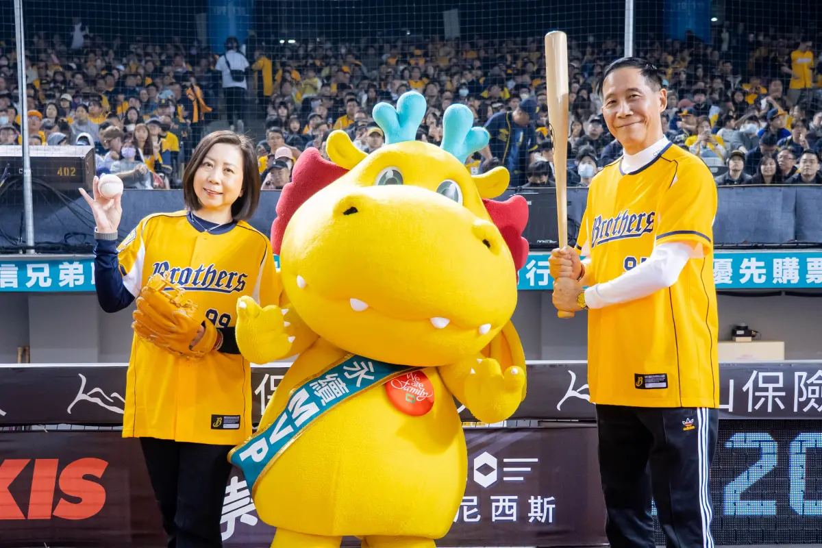 ▲中信金控高麗雪總經理、台灣人壽莊中慶總經理於中信兄弟開幕戰連袂開球。（圖／台灣人壽）