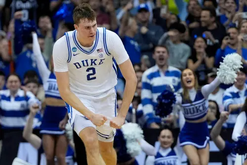 NCAA錦標賽精采持續進行,今(30)日的精英八強(Elite Eight)杜克大學擊敗對手,成功挺進四強(Final Four),「NBA準狀元」Cooper Flagg攻下16分。 ▲被視為是「NBA準狀元」Cooper Flagg還不確定是否投入選秀會。(圖/美聯社/達志影像)