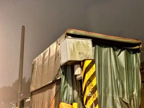 貨車的車斗完全擋住測速鏡頭。(圖/爆廢公社) ▲貨車的車斗完全擋住測速鏡頭。(圖/爆廢公社)