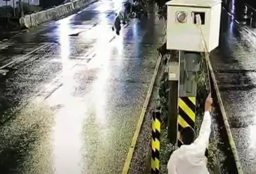 2019年有位計程車運將因為不滿超速被拍,就用竿子拿便利貼遮住照相機鏡頭,接連「弄瞎」了5台照相機。(圖/資料照) ▲2019年有位計程車運將因為不滿超速被拍,就用竿子拿便利貼遮住照相機鏡頭,接連「弄瞎」了5台照相機。(圖/資料照)