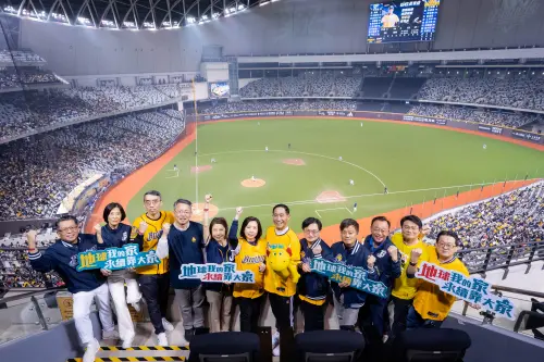 ▲中信金控高麗雪總經理、台灣人壽莊中慶總經理與獨董號召永續綠生活。（圖／台灣人壽）