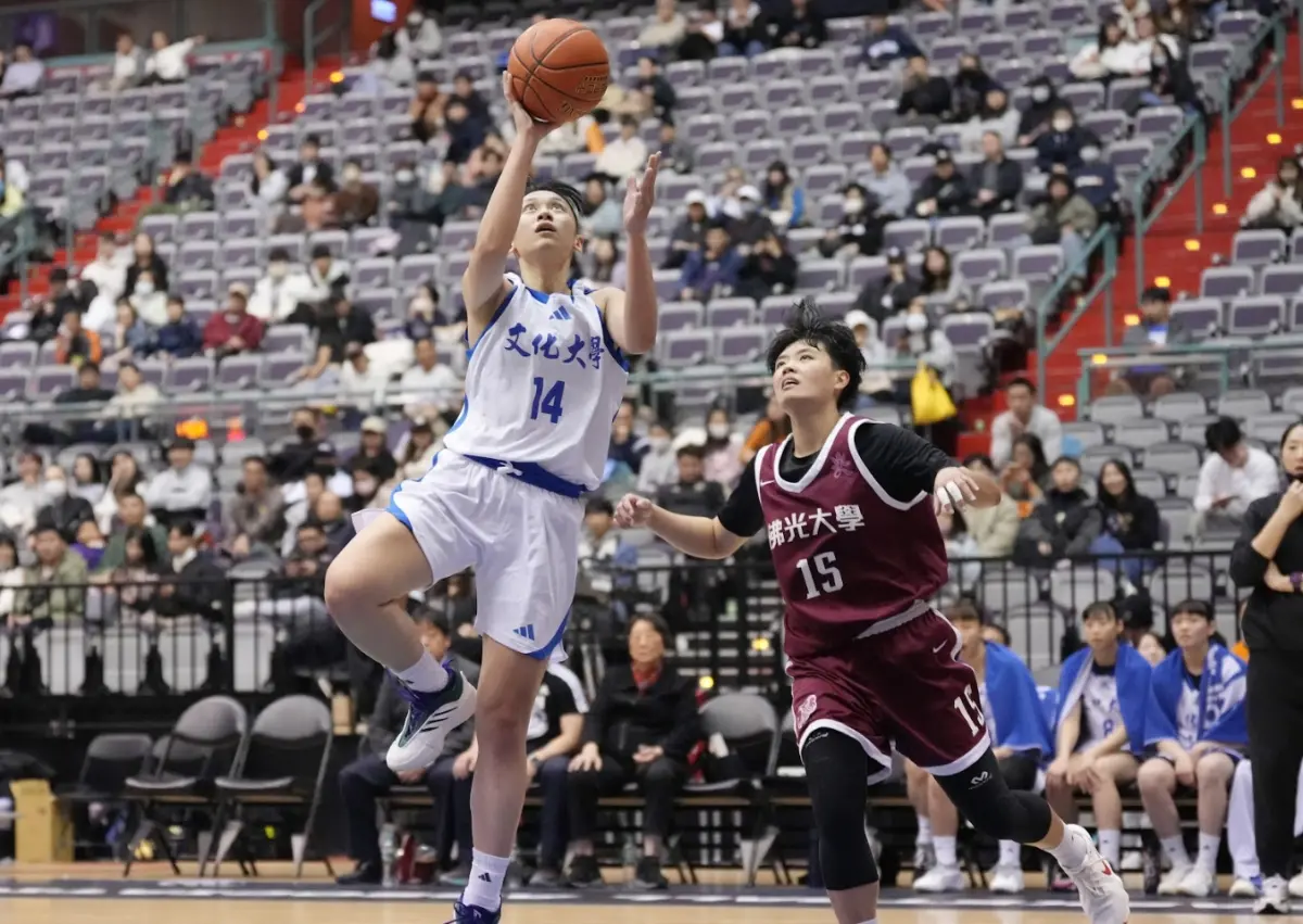 ▲鄭慧慈冠軍戰砍下21分、25籃板，成為UBA史上首位達成「1000分、1000籃板、200助攻、100抄截」的球員，助文化大學88：53大勝佛光，奪下隊史第20冠。（圖／大專體總提供）