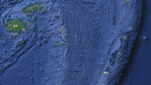 ▲東加群島西距斐濟650公里，西南距紐西蘭1770公里，面積約有748平方公里，人口為10.3萬人。