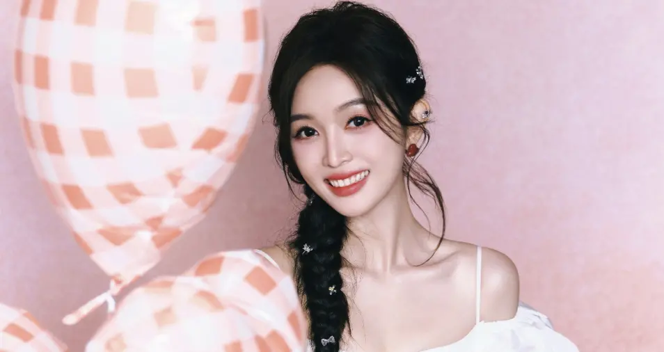 ▲大陸女演員吳宣儀近期登上《浪姐6》，在初舞台演唱〈我又初戀了〉突破千萬點閱，更被粉絲大讚：「看一次心動一次！」（圖／吳宣儀 Betty 微博）