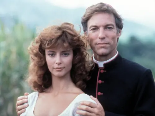 ▲李察張伯倫(右）和瑞秋華德在《刺鳥》中的神父與少女禁忌之戀，當年讓無數女性落淚，也在歐美與台灣大為轟動。（圖／摘自IMDb）