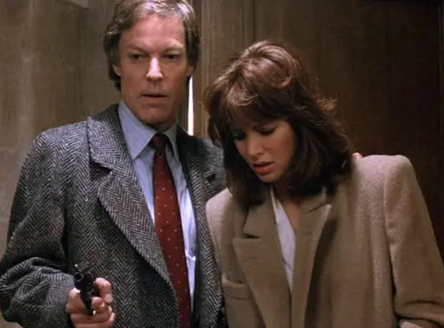 ▲李察張伯倫(左）與賈桂琳史密斯主演的《無名恨》，就是《神鬼認證》的影集版本，李察張伯倫是首代傑森包恩。（圖／摘自IMDb）