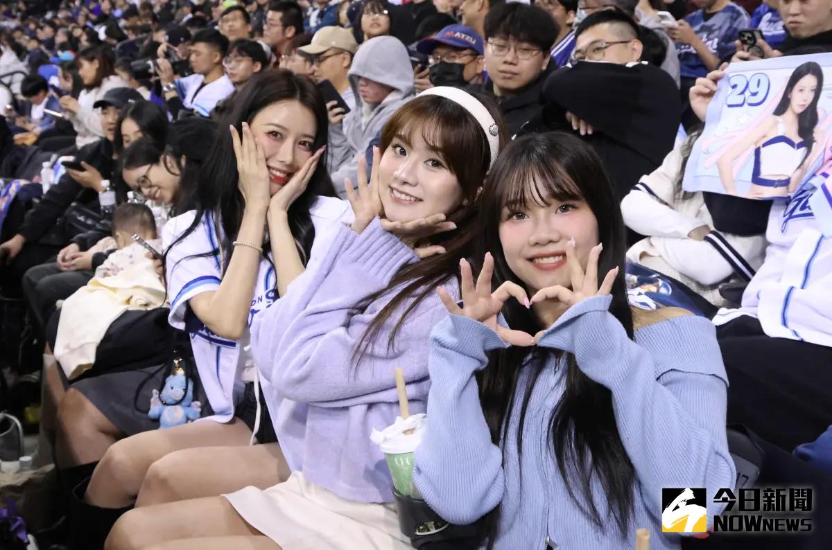 ▲野生Fubon Amgels出現在左外野觀眾席，包含沁沁（中）、奶昔（右）以及人氣團員李雅英（左）。（圖／記者朱永強攝）