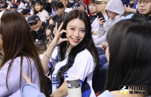 ▲李雅英現身大巨蛋外野，替富邦悍將應援。（圖／記者朱永強攝）