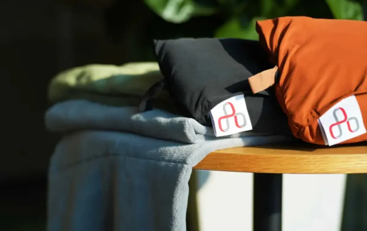 ▲股東紀念品潮又來了！台泥今年推出「多功能雙色蓋毯」，可以摺疊作為方便攜帶的小枕頭，也可攤開作為毛毯使用，受到股民喜愛。（圖/台泥提供）