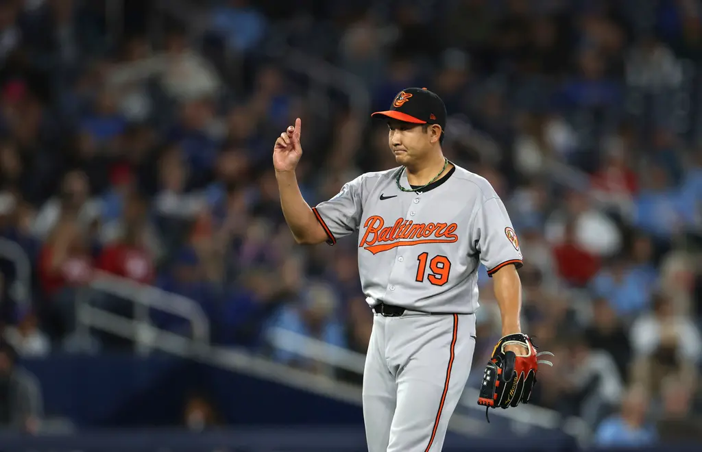 ▲效力巴爾的摩金鶯的日籍強投菅野智之，今（31）日迎來MLB生涯初登板，面對多倫多藍鳥繳出4局2分表現，原先5局要續投，但因手抽筋而提前退場，最終金鶯1：3不敵藍鳥，菅野智之吞下MLB生涯首敗。（圖／美聯社／達志影像）