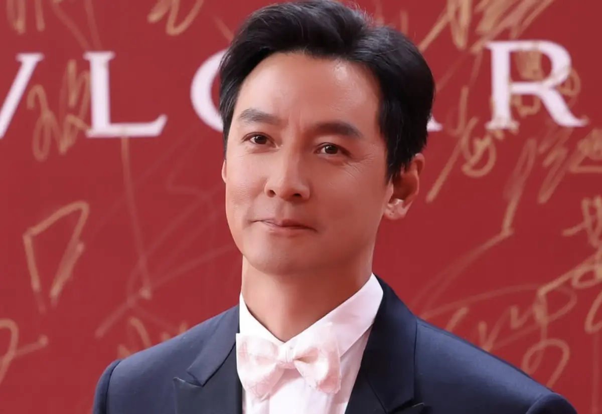 ▲吳彥祖向來是觀眾心目中的帥氣男神，沒想到在飛機上碰到光腳踩上前座扶手的女乘客，讓他忍不住火大在社群網站上發文抱怨，引來網友熱烈迴響。（圖／摘自吳彥祖IG）