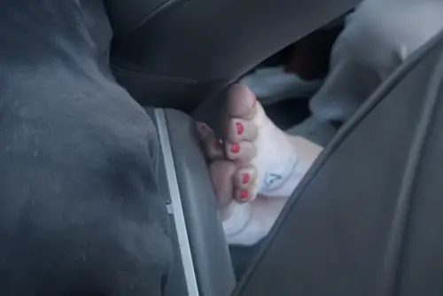 ▲男神吳彥祖在飛機上遇到光腳還插進前座扶手的沒公德心女乘客，忍不住拍下來發布圖文抱怨，網友也不理解怎麼有人就喜歡這樣。（圖／摘自吳彥祖IG）