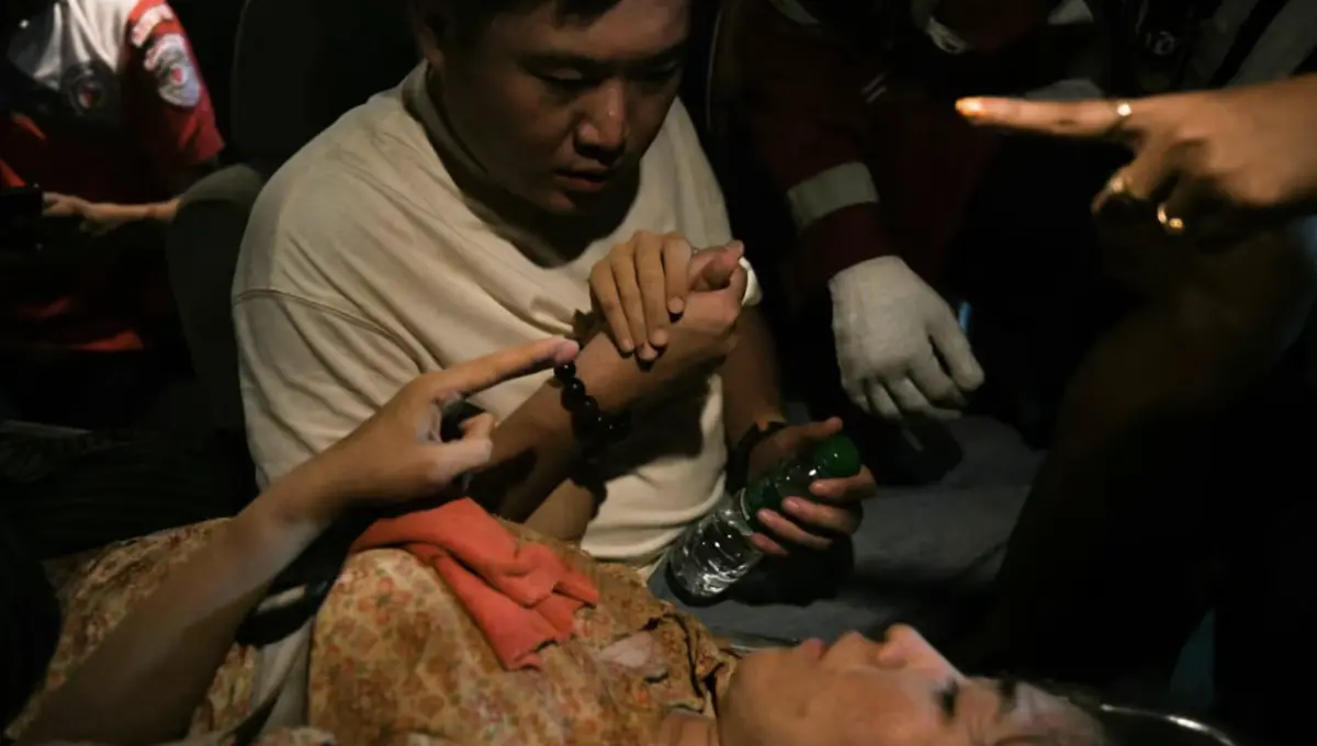 ▲緬甸大地震後一名婦女被困在坍塌的公寓廢墟長達30個小時，竟奇蹟生還。（圖／翻攝自X）