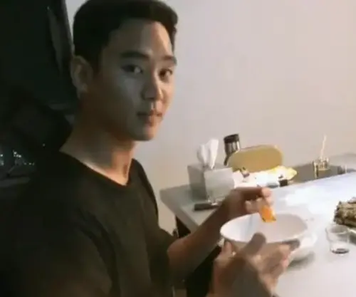 ▲《橫豎研究所》對於金秀賢今(31)日要親自出面開記者會,發布了他吃飯的照片,撂狠話說要看看他在搞什麼把戲。(圖/摘自YouTube:가로세로연구소) ▲《橫豎研究所》對於金秀賢今(31)日要親自出面開記者會,發布了他吃飯的照片,撂狠話說要看看他在搞什麼把戲。(圖/摘自YouTube:가로세로연구소)