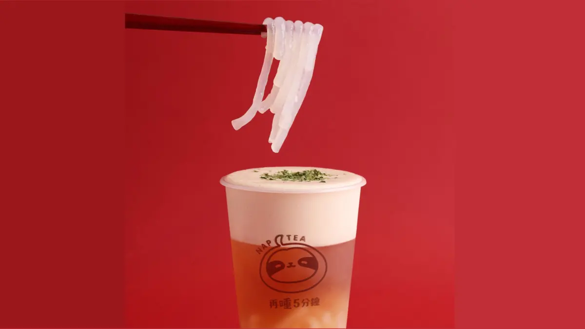 ▲4月1日愚人節清心福全搶頭香開賣「珍桃氣」手搖飲料，阿滴、滴妹兄妹宣布聯手打造再睡5分鐘超仿真神還原「牛肉麵奶蓋」，沒在開玩笑。連這一鍋麻辣火鍋店也應該會上市「鴨血粉粿飲」？（圖／再睡5分鐘提供）