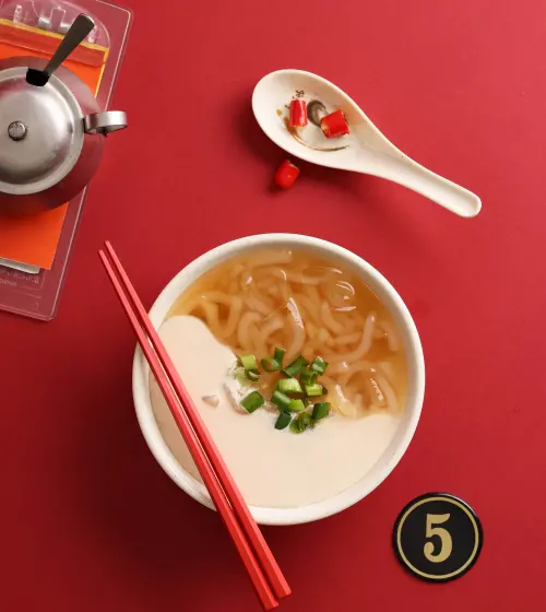 ▲再睡5分鐘「牛肉麵奶蓋」M 70元。（圖／再睡5分鐘提供）