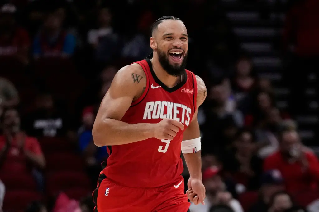 ▲休士頓火箭今（31）日客場對上鳳凰城太陽，最終以148：109擊敗太陽，笑納2連勝，火箭「惡霸」Dillon Brooks在比賽中與Kevin Durant爆發肢體衝突，Brooks露出「反派微笑」挑釁Durant最終遭到驅逐出場。（圖／美聯社／達志影像）