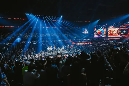 五月天「5525回到那一天」25週年巡迴演唱會美國場,於329成團日當日,在拉斯維加斯忠實體育場(Allegiant Stadium)氣勢登場 ▲五月天「5525回到那一天」25週年巡迴演唱會美國場,於329成團日當日,在拉斯維加斯忠實體育場(Allegiant Stadium)氣勢登場