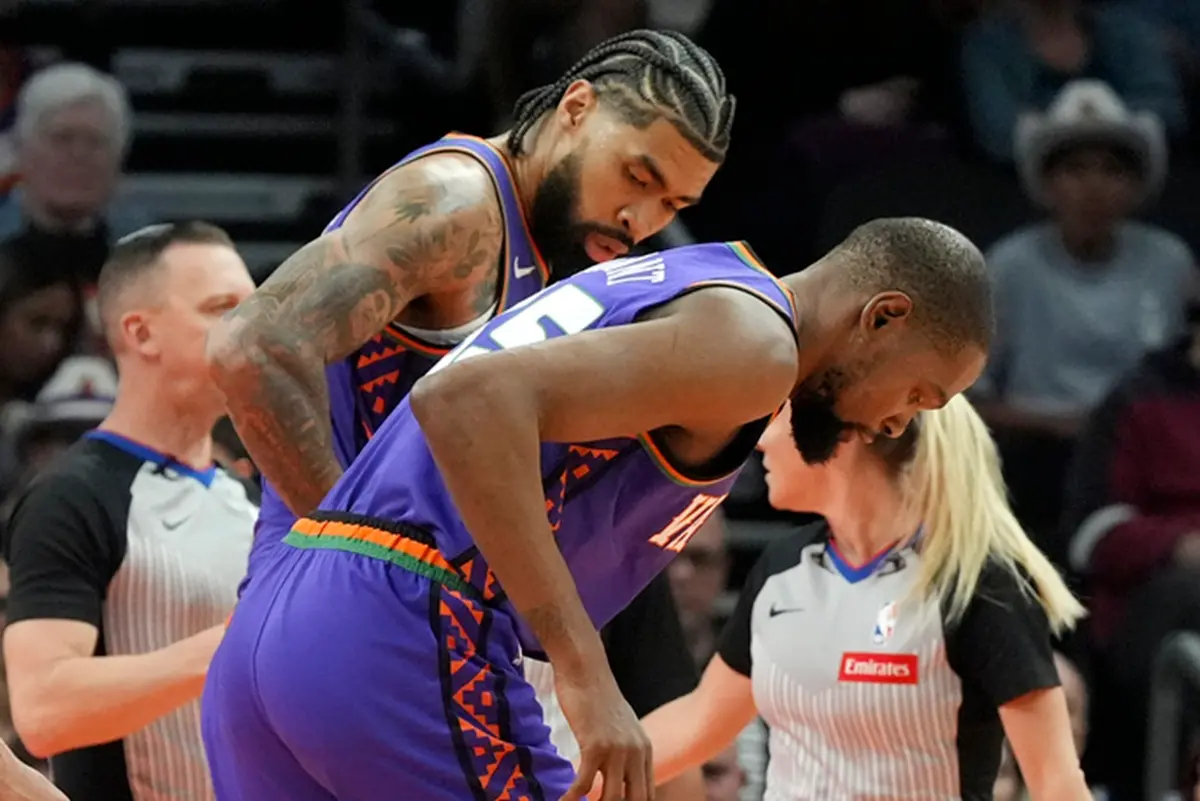 ▲太陽球星「KD」Kevin Durant在第三節因腳踝扭傷提前離場，賽後主帥Mike Budenholzer表示，KD將留在鳳凰城進行核磁共振檢查，確認傷情，並且將不會隨隊前往客場之旅。（圖／美聯社／達志影像）