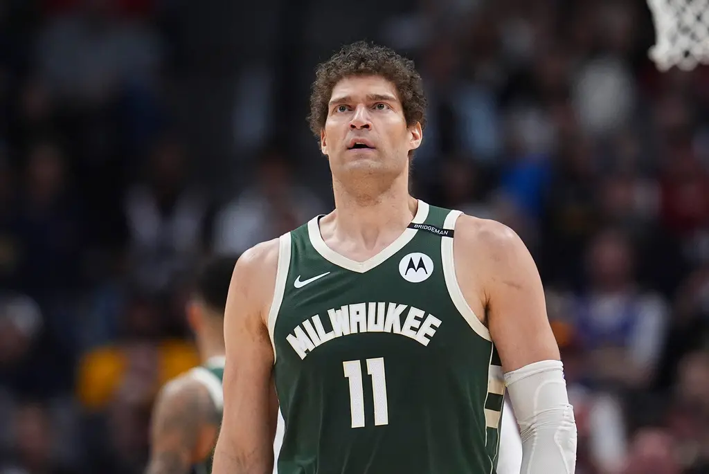 ▲4月1日是密爾瓦基公鹿中鋒Brook Lopez的37歲生日，生涯初期在禁區大殺四方的他，在NBA小球時代來臨後轉型成功，練出一手優異三分投射能力，並在2021年幫助公鹿拿下NBA總冠軍。（圖／美聯社／達志影像）