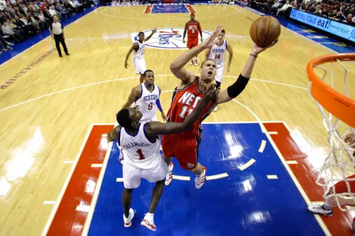 提到Brook Lopez有不少球迷,認為他就是NBA在小球時代來臨後轉型最成功的球員。(圖/美聯社/達志影像) ▲提到Brook Lopez有不少球迷,認為他就是NBA在小球時代來臨後轉型最成功的球員。(圖/美聯社/達志影像)