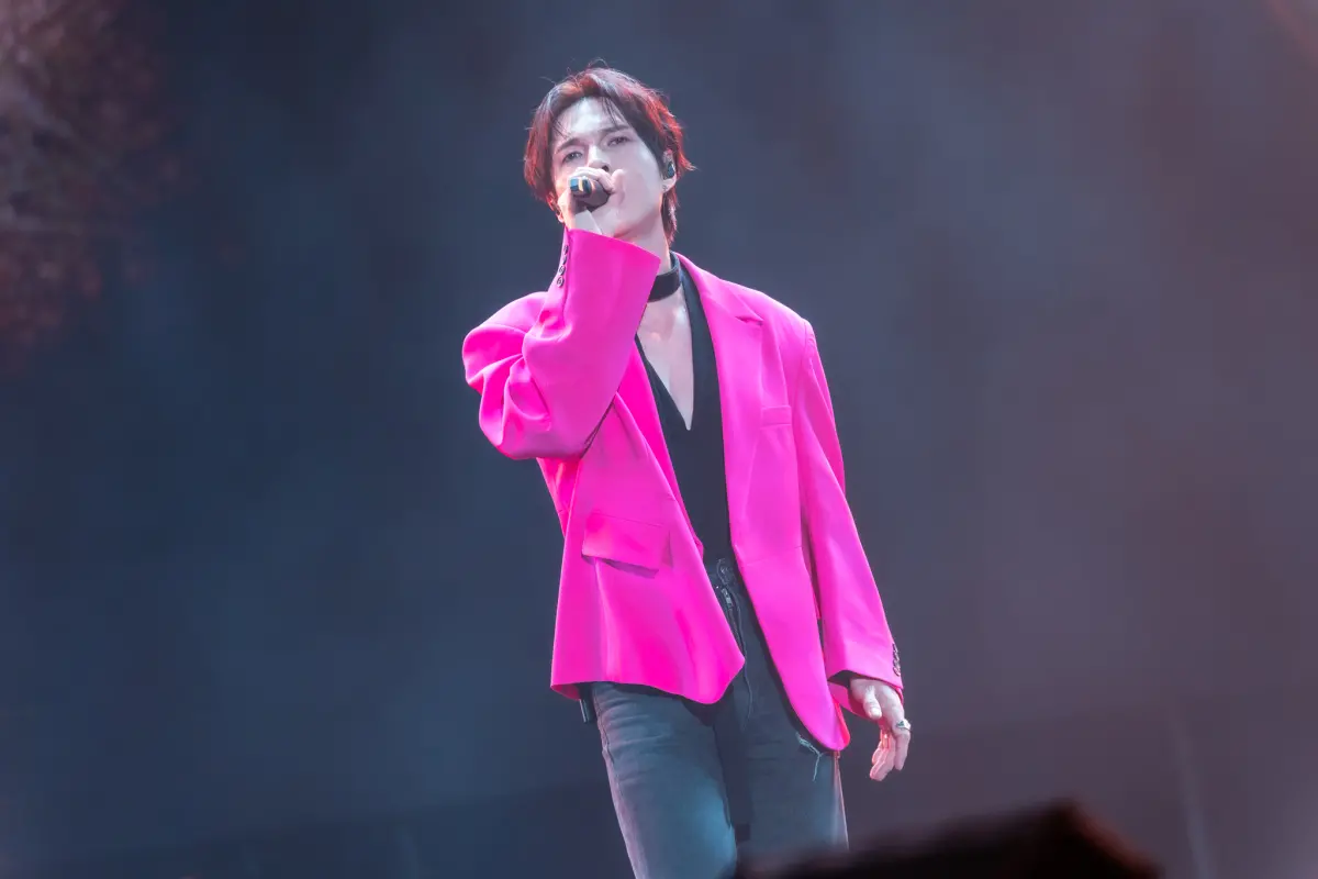 ▲陳勢安（如圖）今（30）日稍早登上2025高雄櫻花季，唱一半耳機突然沒聲音，而白安則因麥克風線路不夠長「被卡住」，真實場面曝光，所幸無影響演出。（圖／寬寬整合行銷提供）