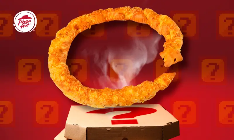 ▲麥當勞《MINECRAFT麥塊電影》聯名套餐開搶6款麥塊公仔盲盒及歡樂送優惠滿額贈「苦力怕公仔」全開箱。4月1日愚人節必勝客也挑戰199元「盲盒芝心蛇圈圈」，酸甜苦辣及隱藏版隨機5種口味開吃。（圖／必勝客提供）