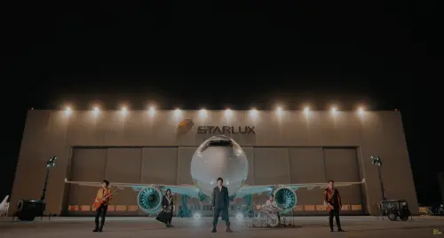 五月天從2024年跨年夜線上演唱會,以星宇航空航機為主體,建模3D 的“五月天Fly to 25th 航機。(圖/截自相信音樂YouTube) ▲五月天從2024年跨年夜線上演唱會,以星宇航空航機為主體,建模3D 的“五月天Fly to 25th 航機。(圖/截自相信音樂YouTube)