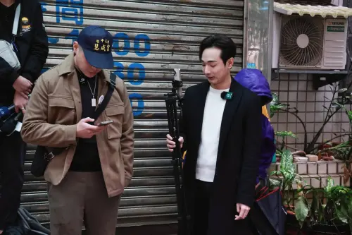 ▲中配小薇今日23時59分前，須搭機離台，不過目前小薇仍未買機票，網紅「八炯」下午抵達小薇家們前開直播。（圖／記者吳翊緁攝）