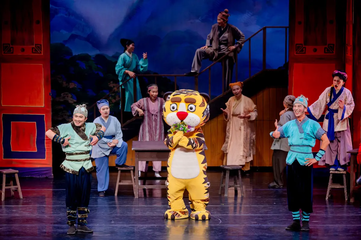 ▲紙風車經典之作《武松打虎》於屏東藝術館演出，全場笑聲掌聲不斷。（圖／屏東縣府提供）