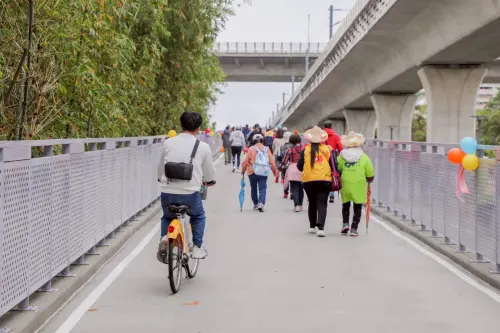 完成最後一哩路 中市「綠空廊道」全線通車 ▲環中東路自行車跨橋新建工程,綠空廊道的最後一哩路(圖/市政府提供2025.3.31)