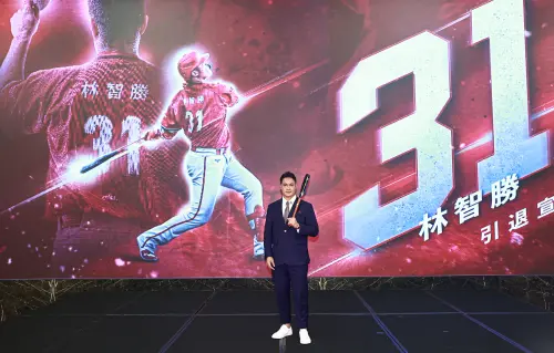 林智勝上台特別感謝創辦人、味全,給他重生的機會,讓他有機會達到304轟紀錄。(圖/記者葉政勳攝) ▲林智勝上台特別感謝創辦人、味全,給他重生的機會,讓他有機會達到304轟紀錄。(圖/記者葉政勳攝)