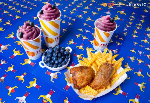 肯德基咔啦雞腿堡買一送一!清明炸雞桶388元 比利時鬆餅堡回歸 ▲頂呱呱聯名KlassiC.台灣設計眼鏡!愚人節「莓開玩笑」餐點。(圖/頂呱呱提供)