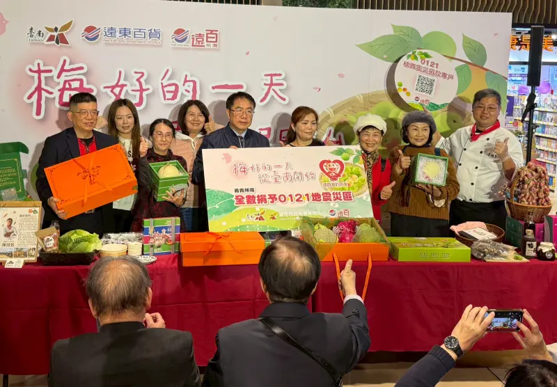 ▲台南市長黃偉哲帶隊至桃園大遠百與民眾分享春季農特產。（圖／遠百提供）