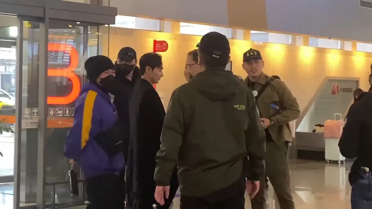 ▲網紅八炯（左三）來不及堵恩綺，抵達松山機場後，想買機票進入候機室堵人。（圖／記者劉松霖攝