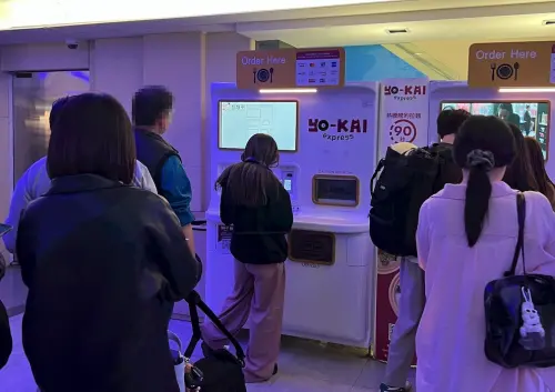 ▲一名旅客發現候機室內多處有人端著熱食，實際是24小時營運的拉麵自動販賣機，成為紅眼班機旅客的重要用餐來源。（圖／記者賴禹妡攝）