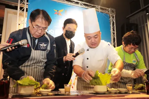 ▲今天於饗食天堂臺南西門店現場不僅擺設蔬菜箱協助義賣,也安排黃偉哲與主廚、庇護員工一同製作有機生菜捲餅教學。(圖/南市府提供) ▲今天於饗食天堂臺南西門店現場不僅擺設蔬菜箱協助義賣,也安排黃偉哲與主廚、庇護員工一同製作有機生菜捲餅教學。(圖/南市府提供)