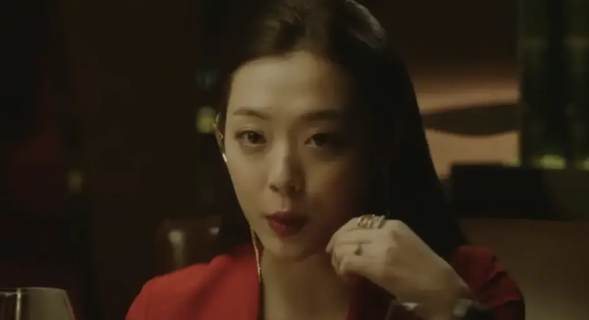 ▲已故女星雪莉（如圖）近期被捲入金秀賢爭議中，其胞兄出面痛批金秀賢強迫雪莉拍裸戲，金秀賢公司曬出劇本打臉說法，雪莉哥哥卻再度提出質疑。（圖／摘自《REAL》片段）