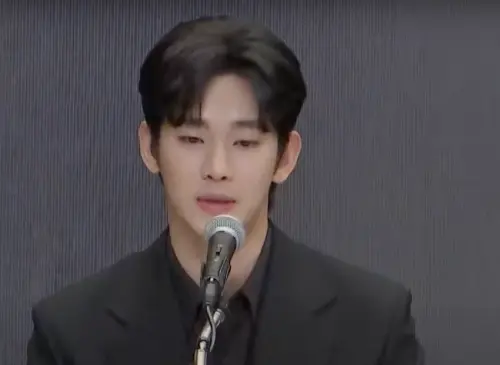 ▲金秀賢在記者會上不時講到掉眼淚,反駁《橫豎研究所》的證據,表示有找科學鑑識單位來分析,證實所謂他在2016年與金賽綸傳的簡訊都是造假。(圖/摘自YouTube) ▲金秀賢在記者會上不時講到掉眼淚,反駁《橫豎研究所》的證據,表示有找科學鑑識單位來分析,證實所謂他在2016年與金賽綸傳的簡訊都是造假。(圖/摘自YouTube)