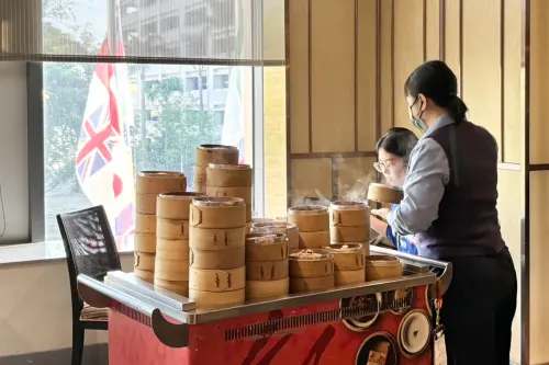 高雄翰品酒店的「港都茶樓」多年來以推車送上多種港點,是其一大特色。(圖/翰品酒店提供) ▲高雄翰品酒店的「港都茶樓」多年來以推車於桌邊送上多種港點,是其一大特色。(圖/翰品酒店提供)