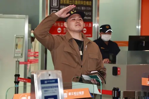 堵「武統中配」砸錢買機票 八炯送閩南狼出關笑稱恩綺「壞女孩」 ▲閩南狼出關。(圖/記者葉政勳攝)