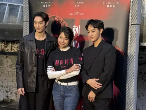 ▲丁寧(中)與《刺心切骨》中的兩個兒子曹佑寧(左)、劉修甫「一家團圓」,被曝對於他們兩個在戲外的態度也不同。(圖/記者蘇詠智攝) ▲丁寧(中)與《刺心切骨》中的兩個兒子曹佑寧(左)、劉修甫「一家團圓」,被曝對於他們兩個在戲外的態度也不同。(圖/記者蘇詠智攝)