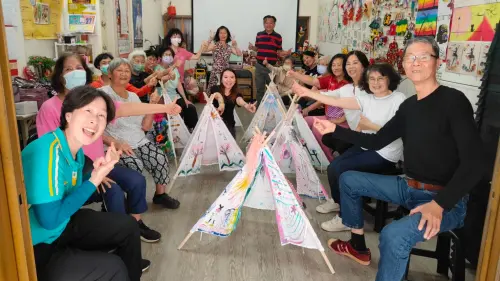 ▲現場除了塗鴉活動,也將展出近百頂帳篷作品,成為一大片彩色帳篷森林。(圖/高市府教育局提供) ▲現場除了塗鴉活動,也將展出近百頂帳篷作品,成為一大片彩色帳篷森林。(圖/高市府教育局提供)