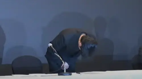 ▲金秀賢在記者會上5度鞠躬道歉。（圖／채널A News YouTube）