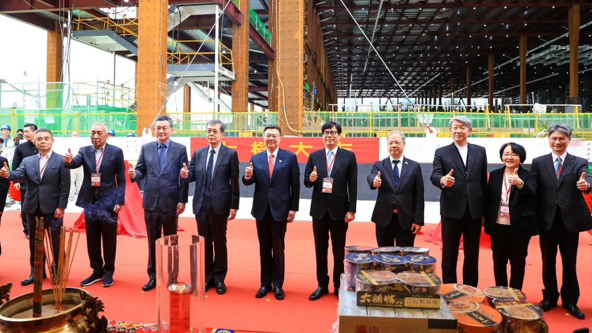 ▲高雄市長陳其邁率市府團隊陪同行政院長卓榮泰出席台積電2奈米擴產典禮，參與擴產暨上樑儀式。（圖／高市府提供）